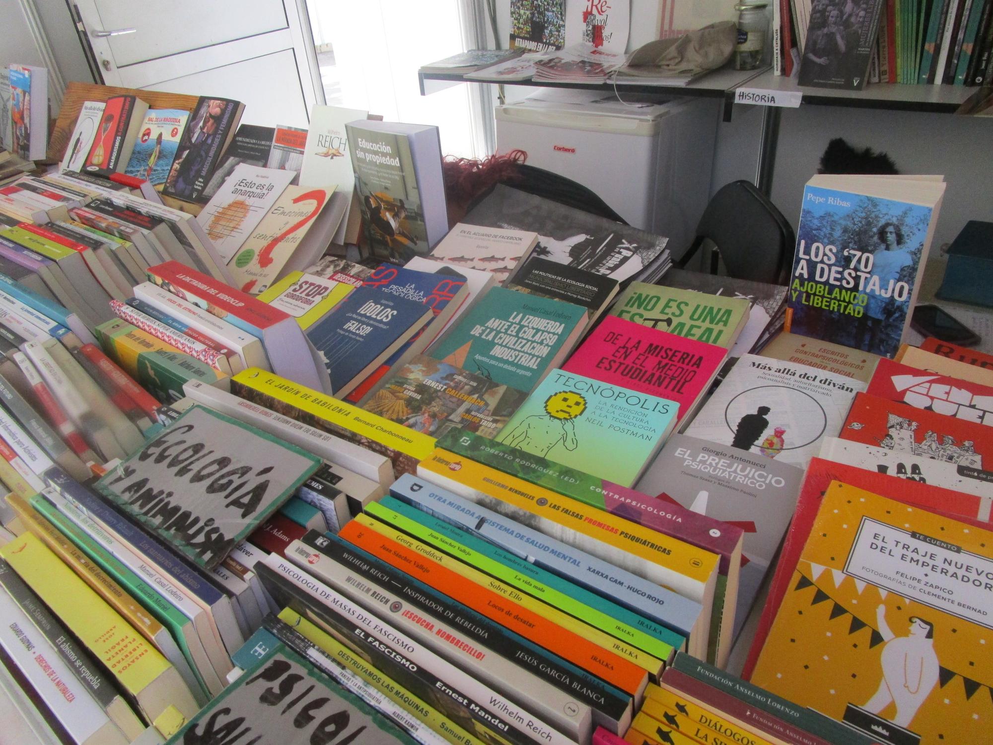 Libros críticos - editoriales alternativas, caseta feria del libro